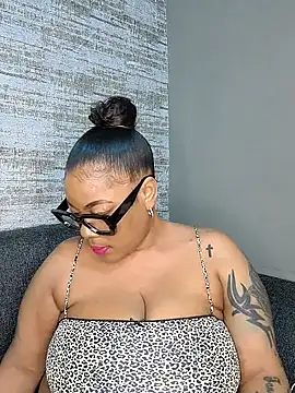 Snapshot of ExclusiveLeexx chatting on 02/27/25, 08:42 ExclusiveLeexx online show from 02/27/25, 08:42