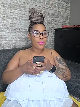 Snapshot of ExclusiveLeexx chatting on 10/24/25, 01:07 ExclusiveLeexx online show from 10/24/25, 01:07