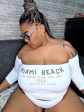 Snapshot of ExclusiveLeexx chatting on 11/19/25, 04:07 ExclusiveLeexx online show from 11/19/25, 04:07