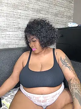 Snapshot of ExclusiveLeexx chatting on 12/04/25, 04:59 ExclusiveLeexx online show from 12/04/25, 04:59