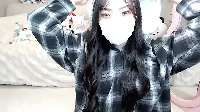 Snapshot of momo_room chatting on 10/25/25, 02:02 momo room online show from 10/25/25, 02:02