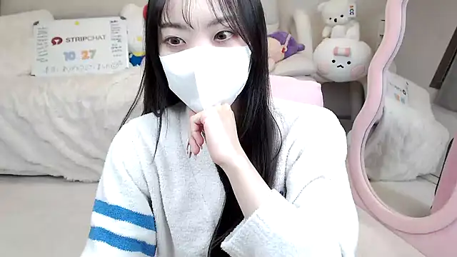 Snapshot of momo_room chatting on 10/27/25, 12:09 momo room online show from 10/27/25, 12:09