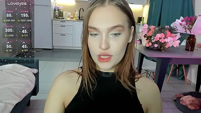 Snapshot of CarolineLovers chatting on 12/08/24, 02:39 CarolineLovers online show from 12/08/24, 02:39