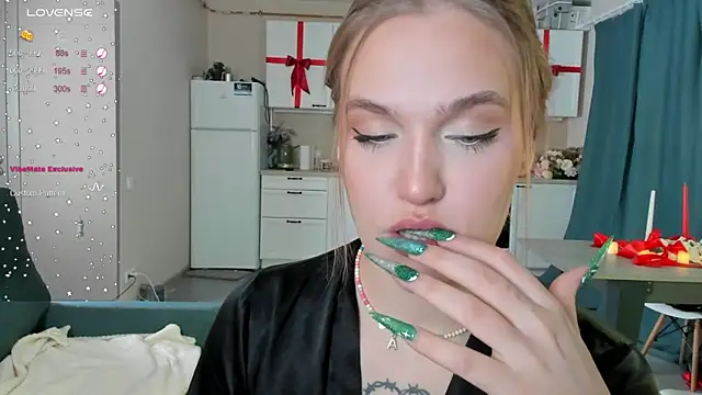 Snapshot of CarolineLovers chatting on 12/24/24, 02:21 CarolineLovers online show from 12/24/24, 02:21