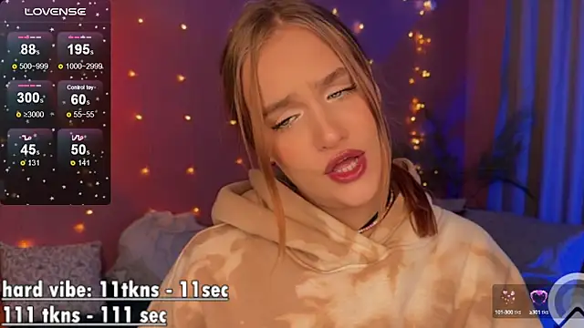 Snapshot of CarolineLovers chatting on 03/10/25, 11:16 CarolineLovers online show from 03/10/25, 11:16