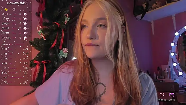 Snapshot of CarolineLovers chatting on 12/17/25, 08:59 CarolineLovers online show from 12/17/25, 08:59