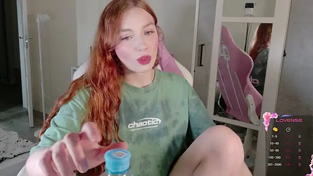Snapshot of cinnabon_girls chatting on 12/18/25, 02:39 cinnabon girls online show from 12/18/25, 02:39