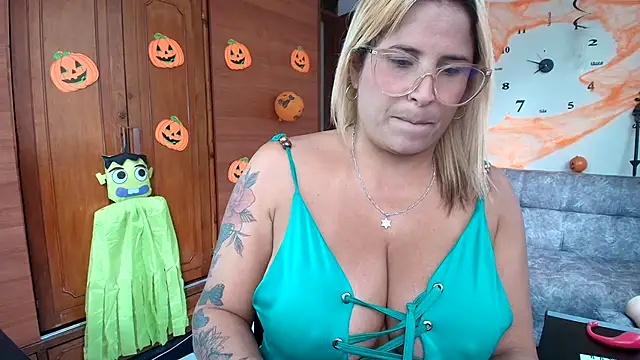 Snapshot of Majo_Soussa chatting on 10/20/25, 12:49 Majo Soussa online show from 10/20/25, 12:49