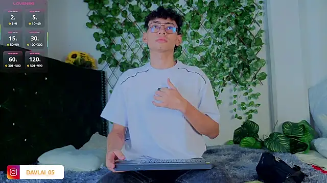 Snapshot of Daviid_laidd chatting on 11/17/25, 01:17 Daviid laidd online show from 11/17/25, 01:17