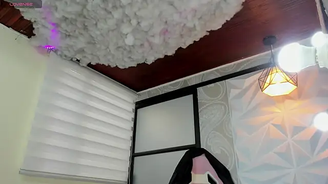 emilymiller tcw online show from 03/07/25, 02:45