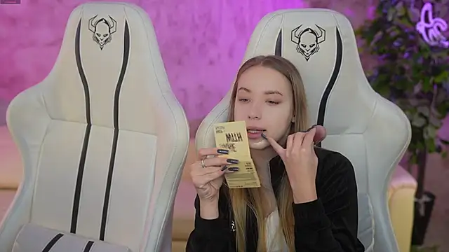 Snapshot of Linda054 chatting on 01/15/25, 03:50 Linda054 online show from 01/15/25, 03:50