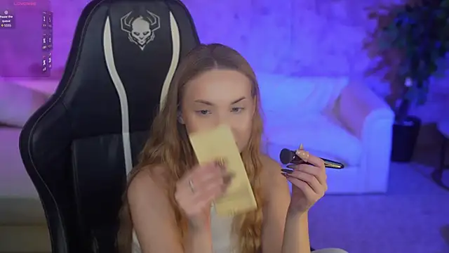 Snapshot of Linda054 chatting on 10/06/25, 04:10 Linda054 online show from 10/06/25, 04:10