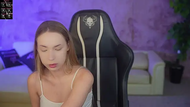 Snapshot of Linda054 chatting on 10/20/25, 11:27 Linda054 online show from 10/20/25, 11:27