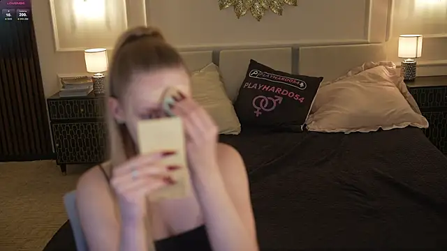 Snapshot of Linda054 chatting on 10/26/25, 12:11 Linda054 online show from 10/26/25, 12:11