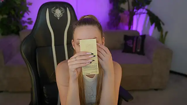 Snapshot of Linda054 chatting on 11/15/25, 05:49 Linda054 online show from 11/15/25, 05:49