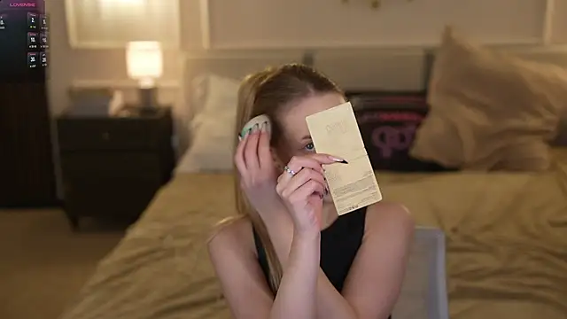 Snapshot of Linda054 chatting on 11/19/25, 01:27 Linda054 online show from 11/19/25, 01:27