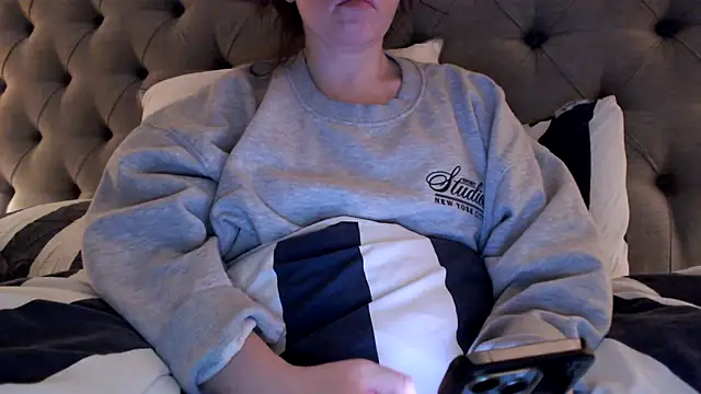 Snapshot of Sandysecret chatting on 11/18/25, 08:02 Sandysecret online show from 11/18/25, 08:02