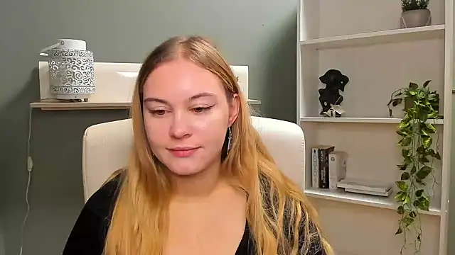 Snapshot of kitty_valeria chatting on 12/21/24, 07:35 kitty valeria online show from 12/21/24, 07:35