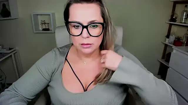 Snapshot of teaseDiana chatting on 01/17/25, 10:11 teaseDiana online show from 01/17/25, 10:11