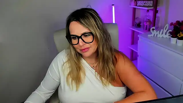 Snapshot of teaseDiana chatting on 03/12/25, 06:40 teaseDiana online show from 03/12/25, 06:40