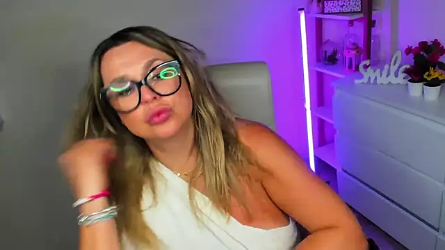 Snapshot of teaseDiana chatting on 03/12/25, 12:47 teaseDiana online show from 03/12/25, 12:47