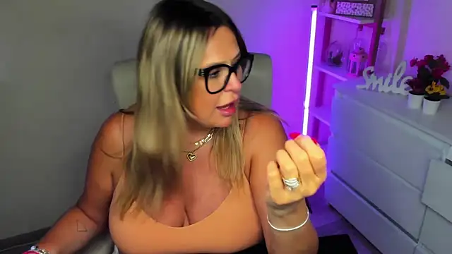 Snapshot of teaseDiana chatting on 03/13/25, 09:54 teaseDiana online show from 03/13/25, 09:54