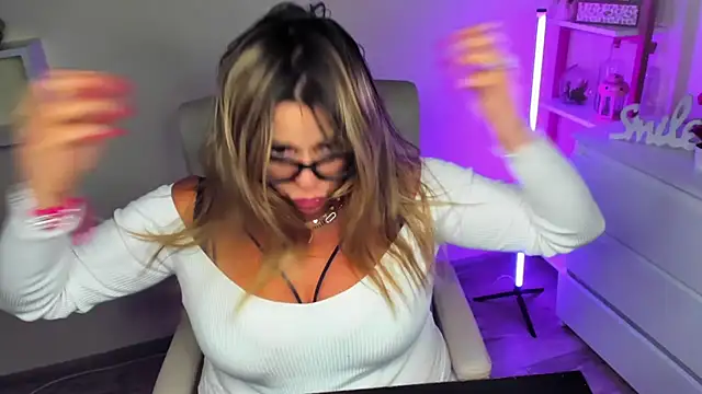 Snapshot of teaseDiana chatting on 03/14/25, 10:07 teaseDiana online show from 03/14/25, 10:07