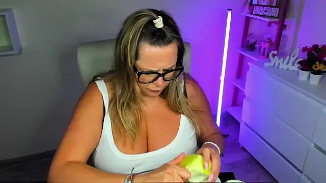 Snapshot of teaseDiana chatting on 03/19/25, 02:02 teaseDiana online show from 03/19/25, 02:02