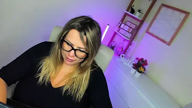 Snapshot of teaseDiana chatting on 03/21/25, 07:11 teaseDiana online show from 03/21/25, 07:11