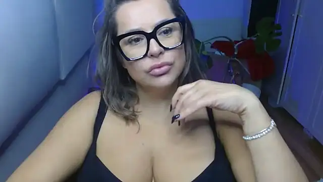 Snapshot of teaseDiana chatting on 10/07/25, 06:43 teaseDiana online show from 10/07/25, 06:43