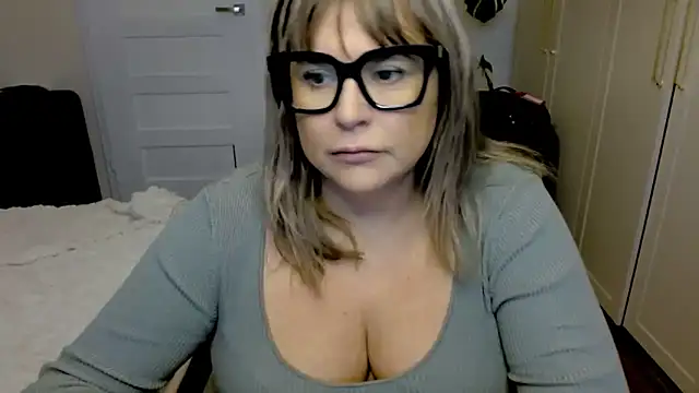 Snapshot of teaseDiana chatting on 11/24/25, 06:46 teaseDiana online show from 11/24/25, 06:46