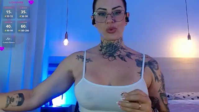 Snapshot of YasmimBrasil chatting on 10/11/25, 09:19 YasmimBrasil online show from 10/11/25, 09:19