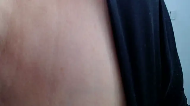 Snapshot of LiaDumond chatting on 11/14/25, 02:32 LiaDumond online show from 11/14/25, 02:32