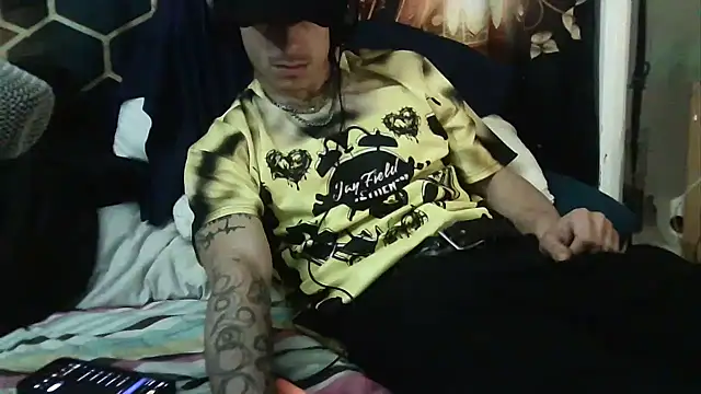 Snapshot of --D-a-D-D-y- chatting on 10/24/25, 03:08 --D-a-D-D-y- online show from 10/24/25, 03:08