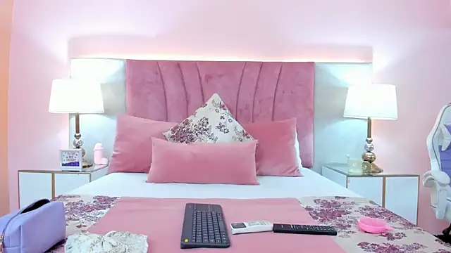 Snapshot of SophiaLaurens chatting on 01/10/25, 01:20 SophiaLaurens online show from 01/10/25, 01:20