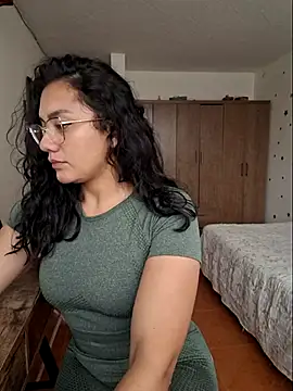 Snapshot of Thaliacooper_ chatting on 10/29/25, 05:36 Thaliacooper online show from 10/29/25, 05:36