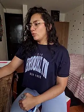 Snapshot of Thaliacooper_ chatting on 11/19/25, 05:57 Thaliacooper online show from 11/19/25, 05:57