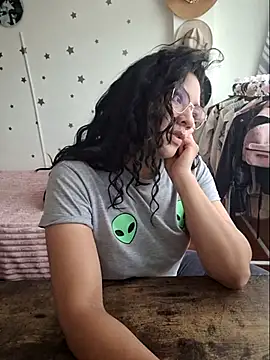 Snapshot of Thaliacooper_ chatting on 11/25/25, 06:30 Thaliacooper online show from 11/25/25, 06:30