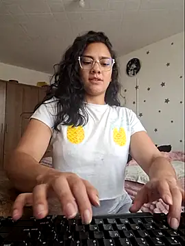 Snapshot of Thaliacooper_ chatting on 12/04/25, 07:00 Thaliacooper online show from 12/04/25, 07:00