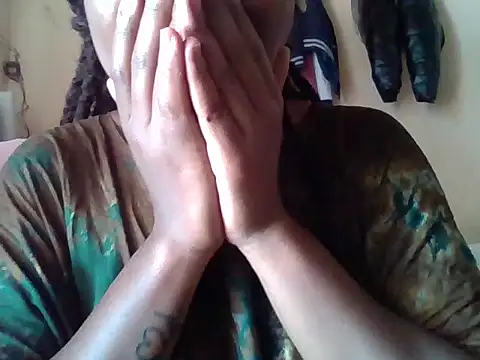 Snapshot of Queen_loveer chatting on 10/11/25, 06:56 Queen loveer online show from 10/11/25, 06:56