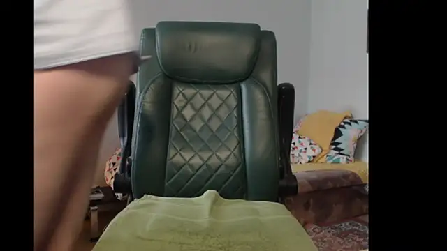 Snapshot of tuttiluss44 chatting on 02/21/26, 10:27 tuttiluss44 online show from 02/21/26, 10:27