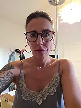 Snapshot of Klamsine chatting on 06/18/26, 04:46 Klamsine online show from 06/18/26, 04:46