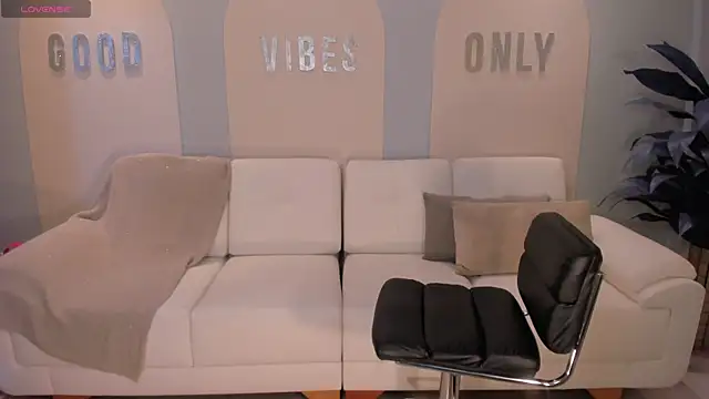 Snapshot of MariaHerrera_ chatting on 12/24/24, 02:21 MariaHerrera online show from 12/24/24, 02:21