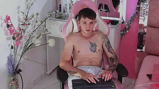 Dylanwhite23  online show from 12/18/25, 03:12