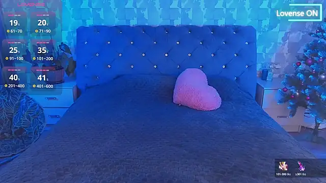 Snapshot of SuzannaWild chatting on 12/17/25, 01:17 SuzannaWild online show from 12/17/25, 01:17