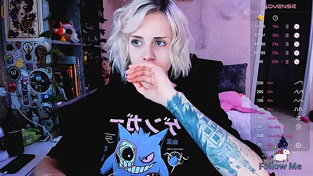 NaniMoore online show from 10/18/25, 08:42