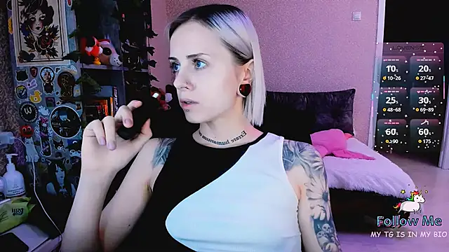 NaniMoore online show from 12/05/25, 08:05