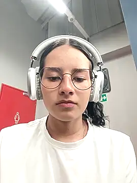 Snapshot of _vaness chatting on 03/04/25, 05:32 vaness online show from 03/04/25, 05:32