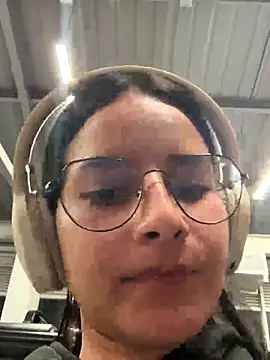 Snapshot of _vaness chatting on 11/25/25, 06:24 vaness online show from 11/25/25, 06:24