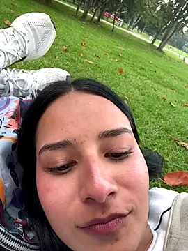 Snapshot of _vaness chatting on 12/17/25, 06:25 vaness online show from 12/17/25, 06:25